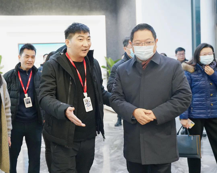 區領導肖文高、徐樹杰一行在杜總的陪同帶領下參觀上嘉集團總部辦公樓