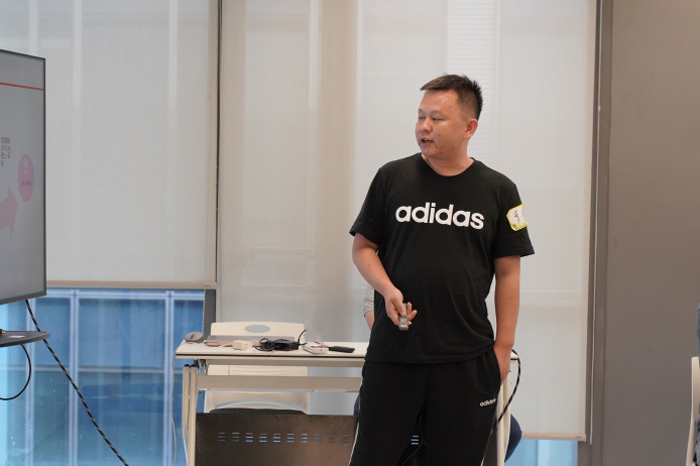 上嘉物流匯報工作的李經理
