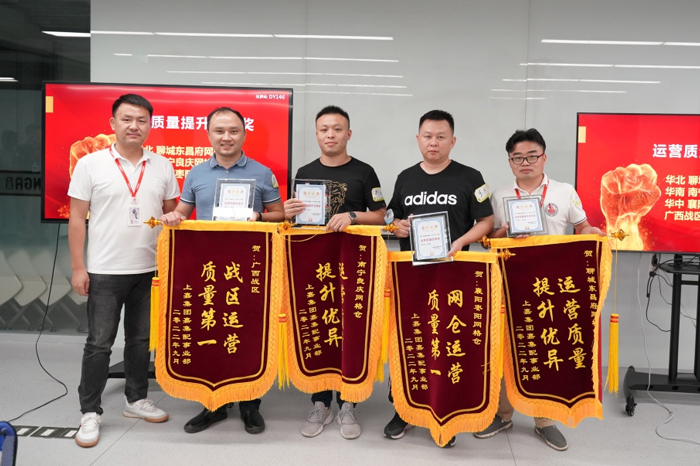 上嘉物流李經理上臺領獎（右二）